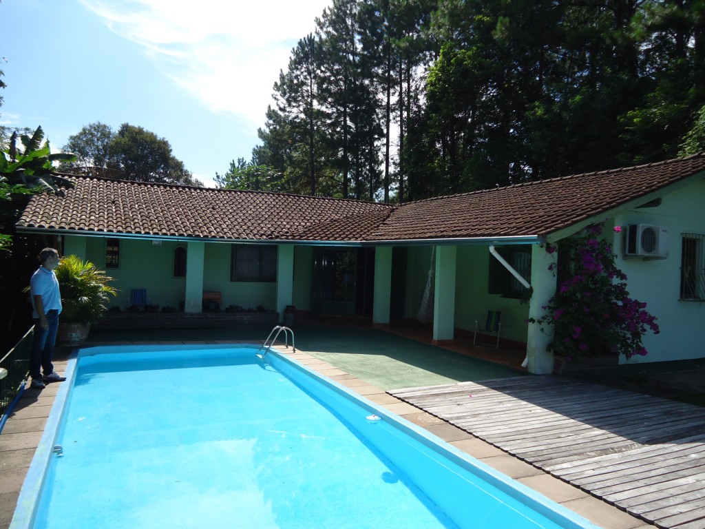 CASA COM TRÊS DORMITÓRIOS - COSTA DA SERRA