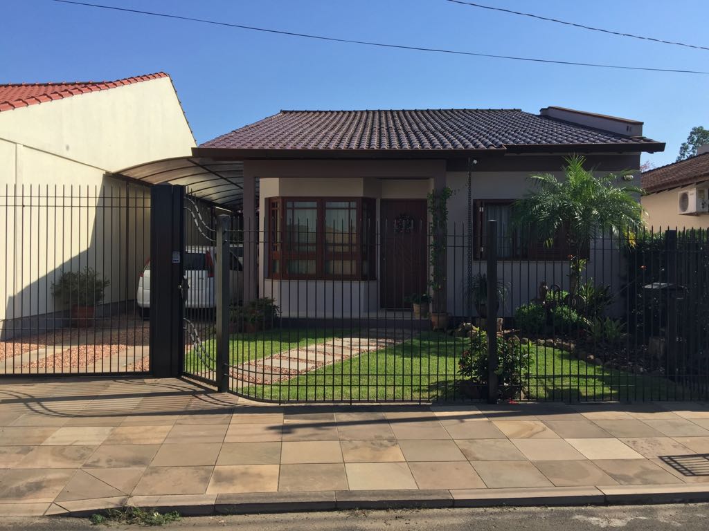 CASA COM TRÊS DORMITÓRIOS - BAIRRO RUI BARBOSA