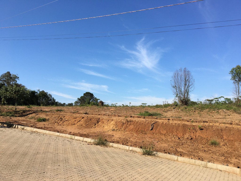 TERRENO SEMI PLANO - 11m x 32m - Lot. Porto Belo