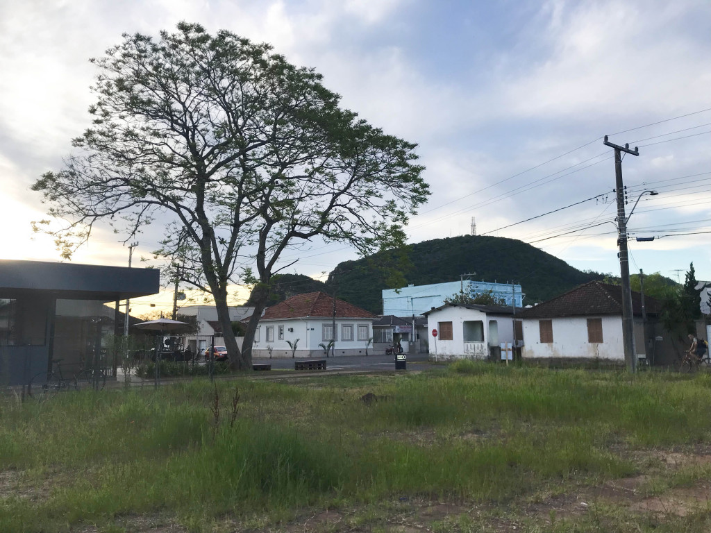 AMPLO TERRENO COMERCIAL DE ESQUINA NO CENTRO