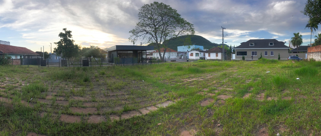 AMPLO TERRENO COMERCIAL DE ESQUINA NO CENTRO