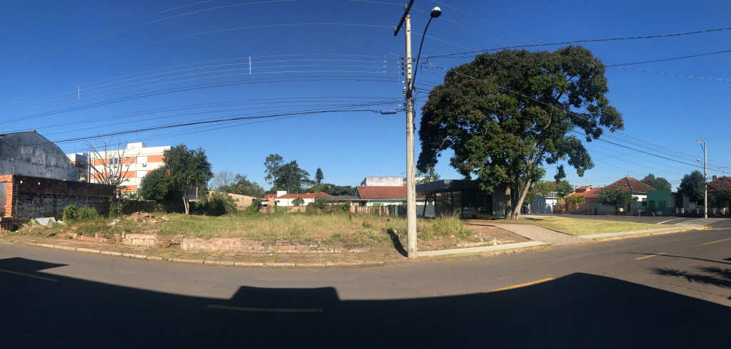 AMPLO TERRENO COMERCIAL DE ESQUINA NO CENTRO