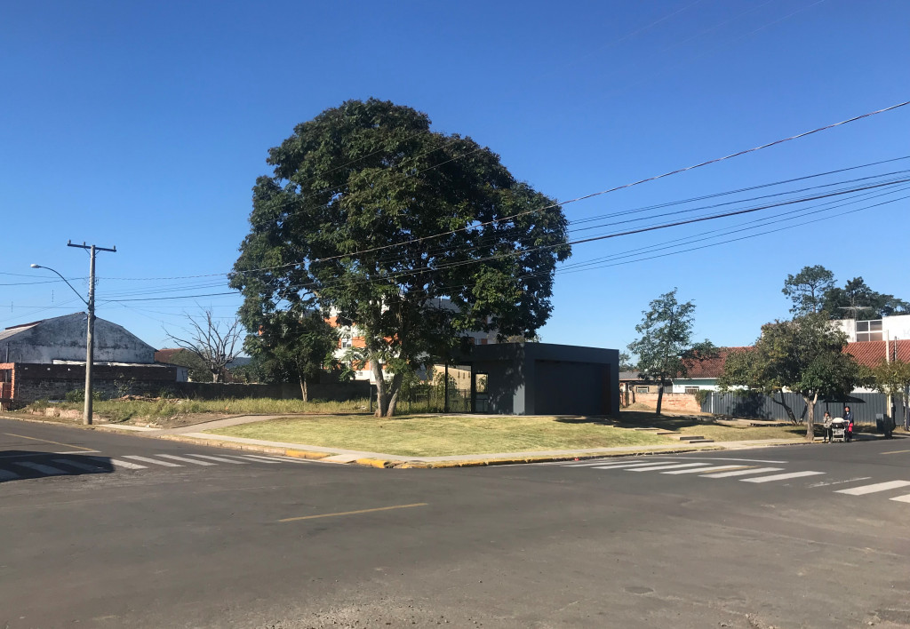 AMPLO TERRENO COMERCIAL DE ESQUINA NO CENTRO