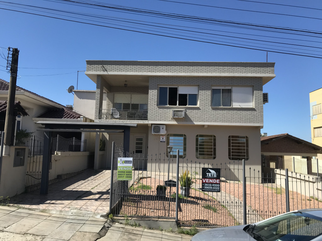 CASA COM TRÊS DORMITÓRIOS - BAIRRO RUI BARBOSA