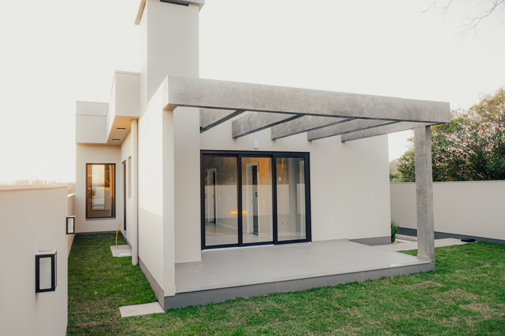 MODERNA CASA COM SUÍTE + 2D - PORTO RICO