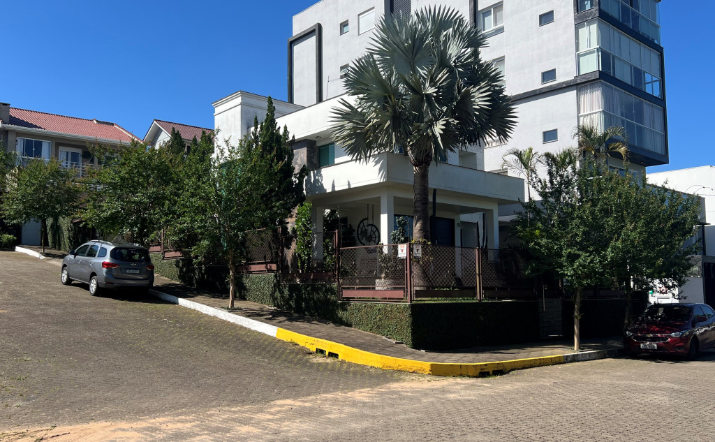 CASA DE ESQUINA COM 238m2 NA RUA DO ARVOREDO